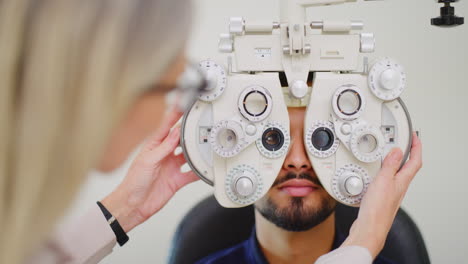 optometrista que utiliza una máquina de fotocóptero ocular para examinar