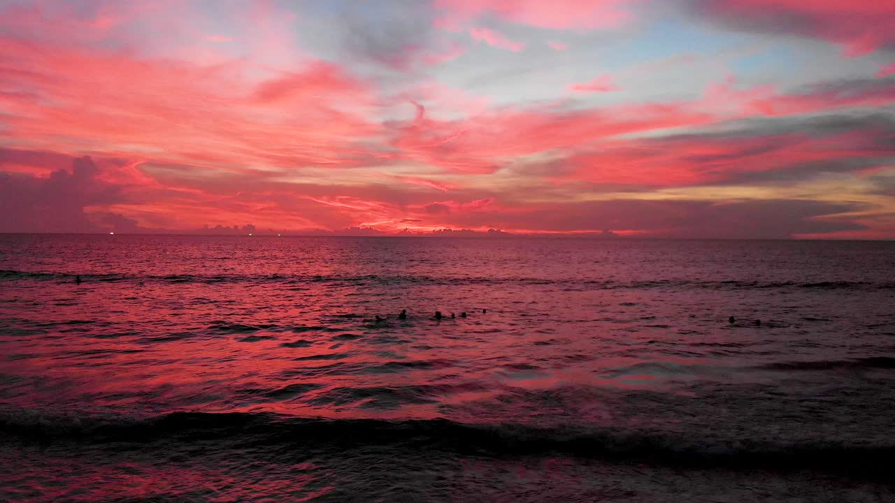 olas tranquilas y cielo rojo durante la hora dorada del atardecer en phuket, tailandia, sudeste asiático, 4k droneshot