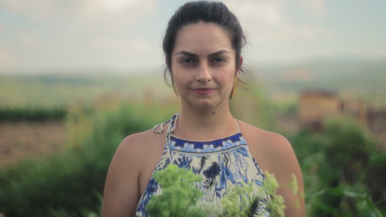 Mujer con verduras recién cortadas