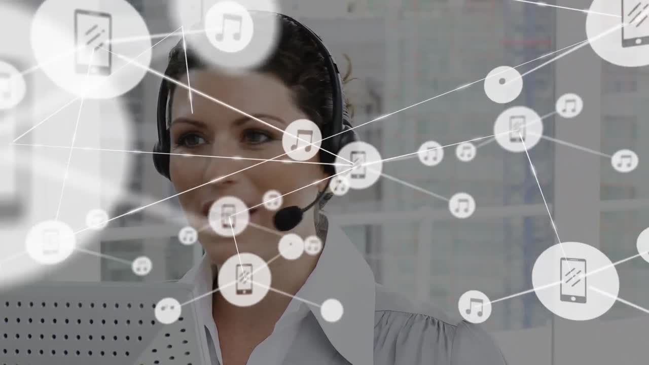 animación de una red de conexiones e iconos sobre una mujer de negocios con auriculares
