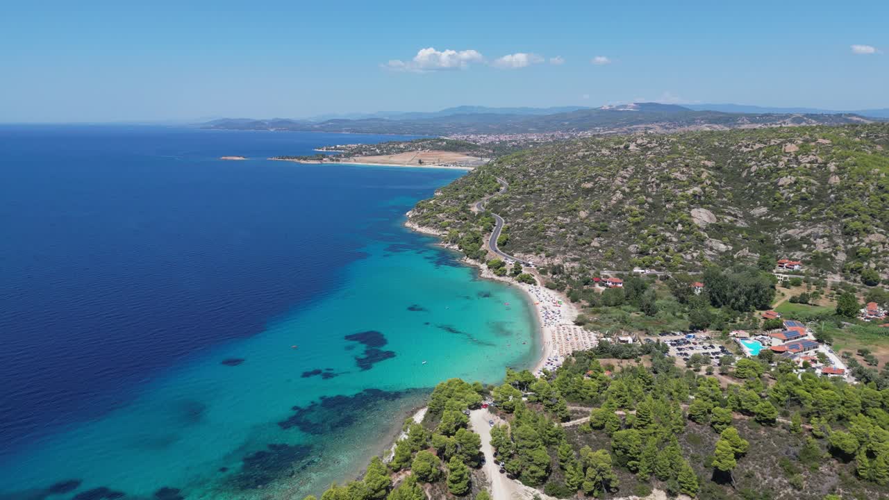 Costa di Calcidica e Hotel Resort sulla spiaggia a Kassandra, Grecia - Aerea 4k
