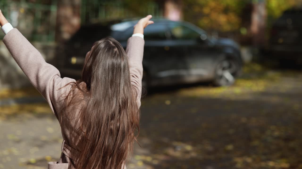 una mujer disfrutando del día de otoño.