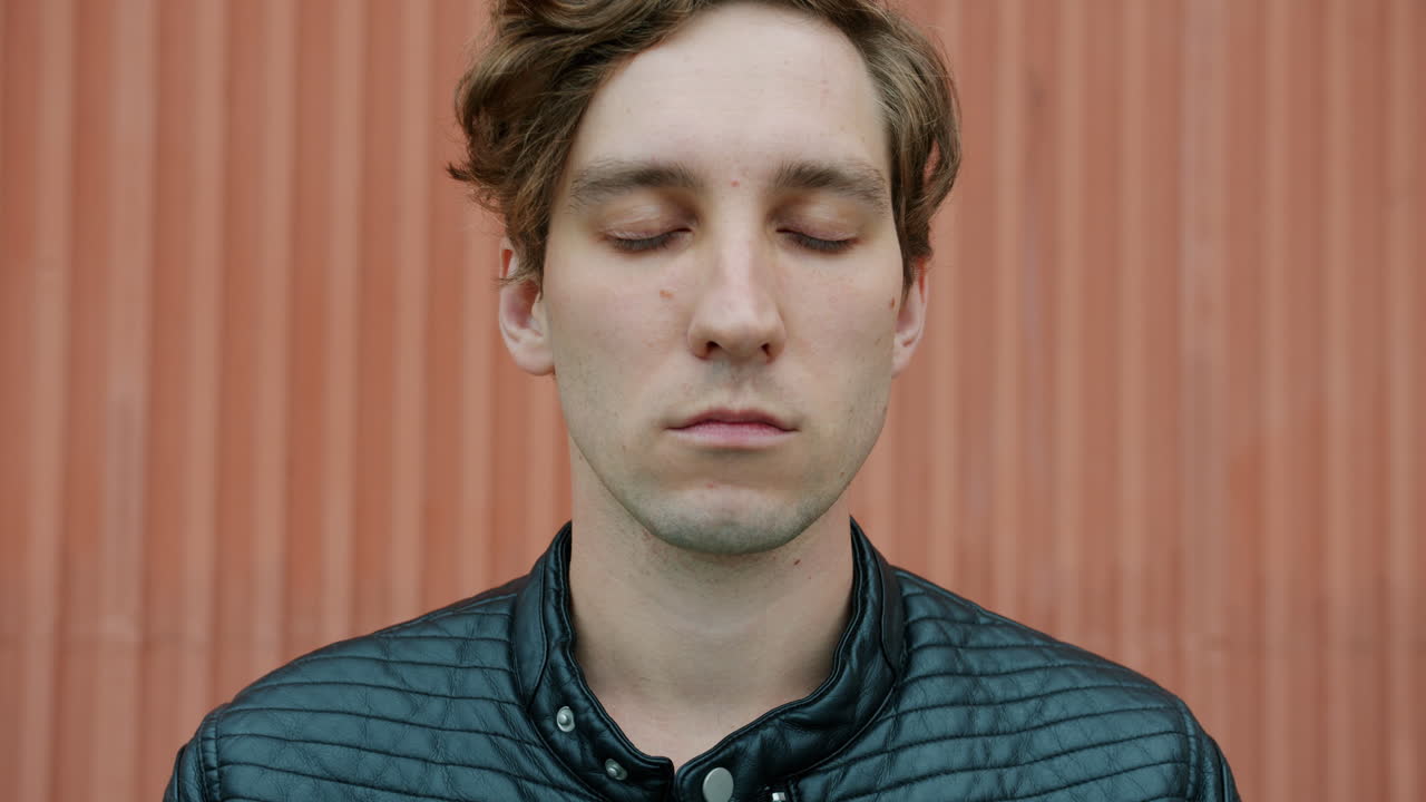 눈을 감고 있는 청년