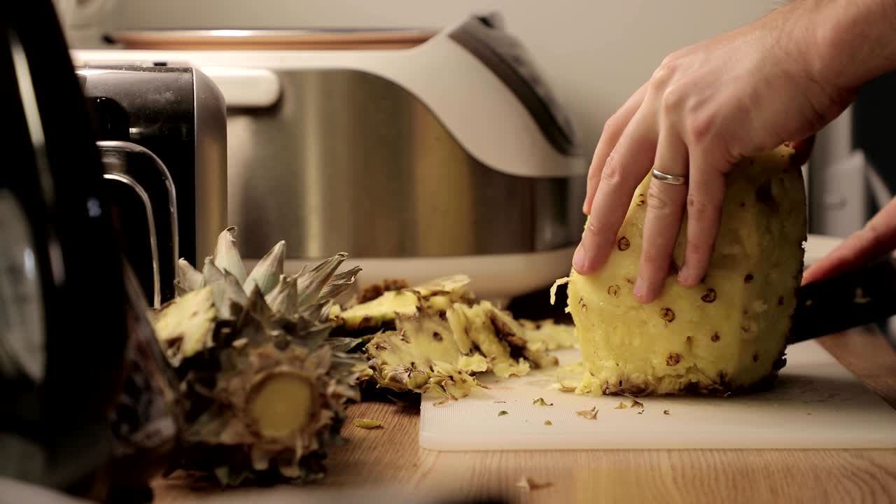파인애플을 잘라내는 클로즈업
