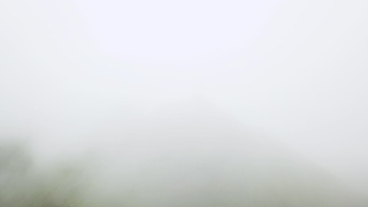 toma aérea haiku escaleras torre de radio abandonada en las nubes