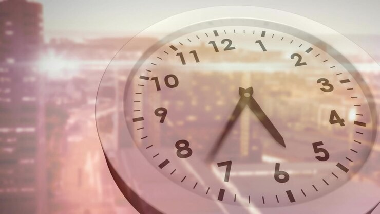 Meccanismo di orologio con lancette che scorrono su skyline al crepuscolo, sovrapposizione che mostra il tempo trascorso per il business
