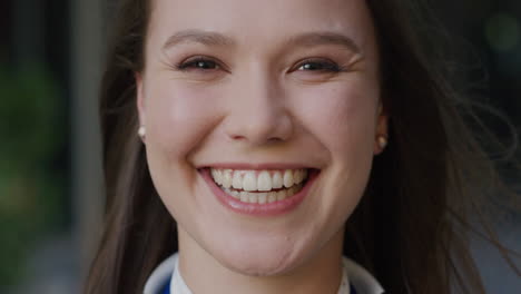 retrato hermosa mujer de negocios sonriendo outdiirs en la ciudad feliz por el éxito en la vida