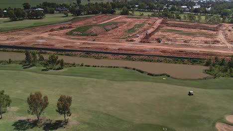 Antena-Sobre-El-Campo-De-Golf-Black-Bull-Hasta-El-Nuevo-Escenario-En-Silverwoods-Estate-Yarrawonga