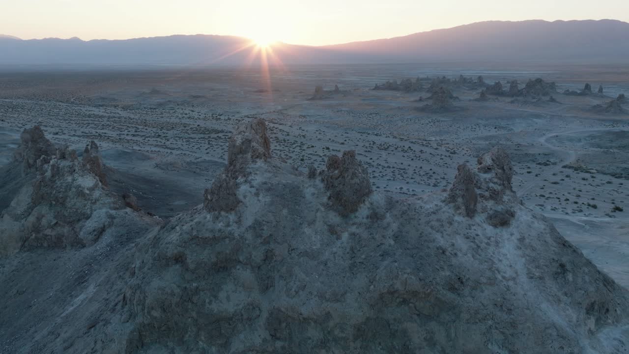 Flygfoto med drönare över Trona Pinnacles, Kaliforniens öken vid solnedgången.