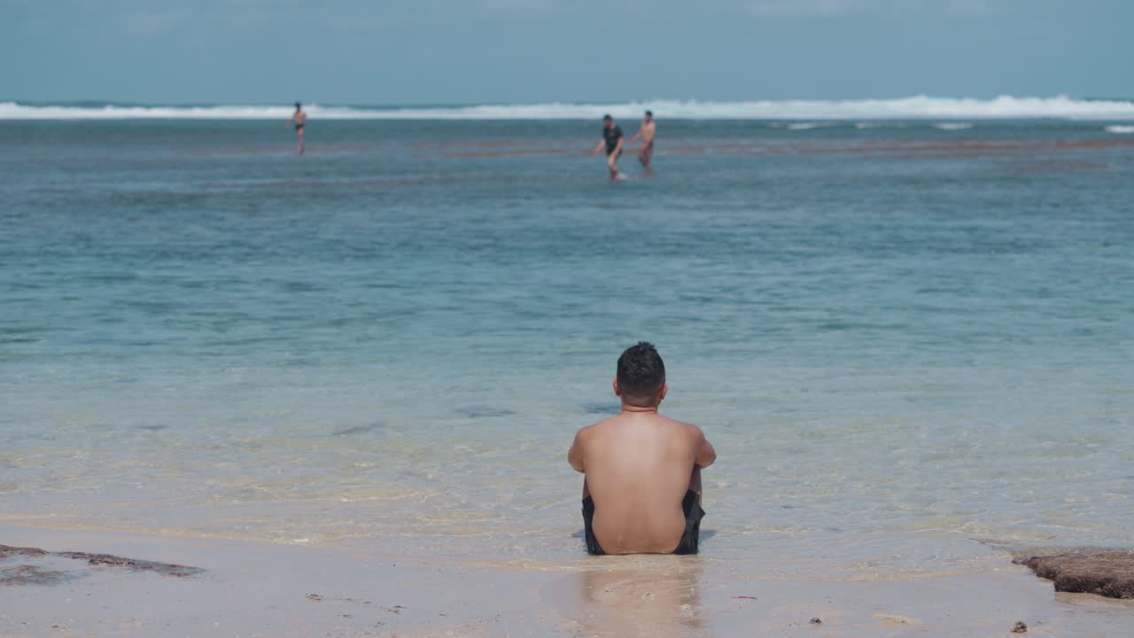 해변에 앉아 남자