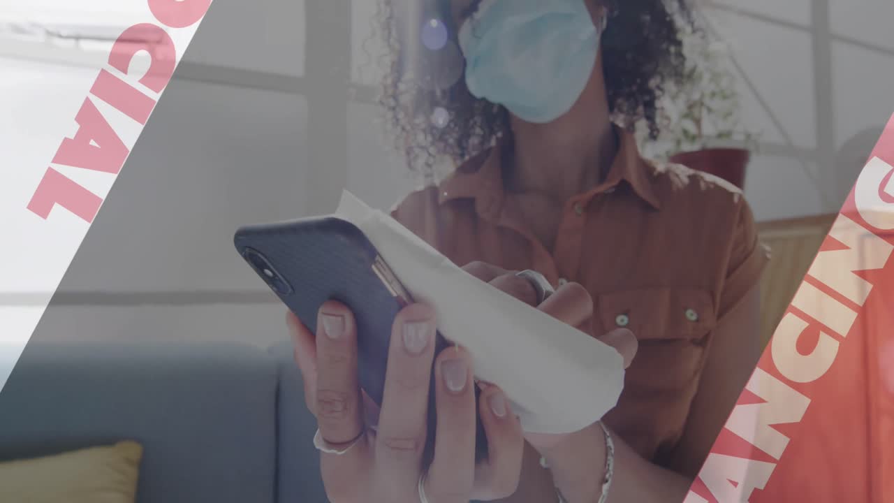 animación de palabras distanciamiento social con mujer desinfectando teléfono inteligente usando máscara facial en la oficina