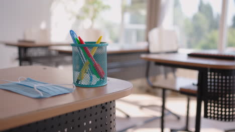 una oficina escolar durante una pandemia con máscaras y distancia social. la escuela se está preparando para trabajar en el modo de una pandemia y epidemia de coronavirus. el interior del aula de la escuela