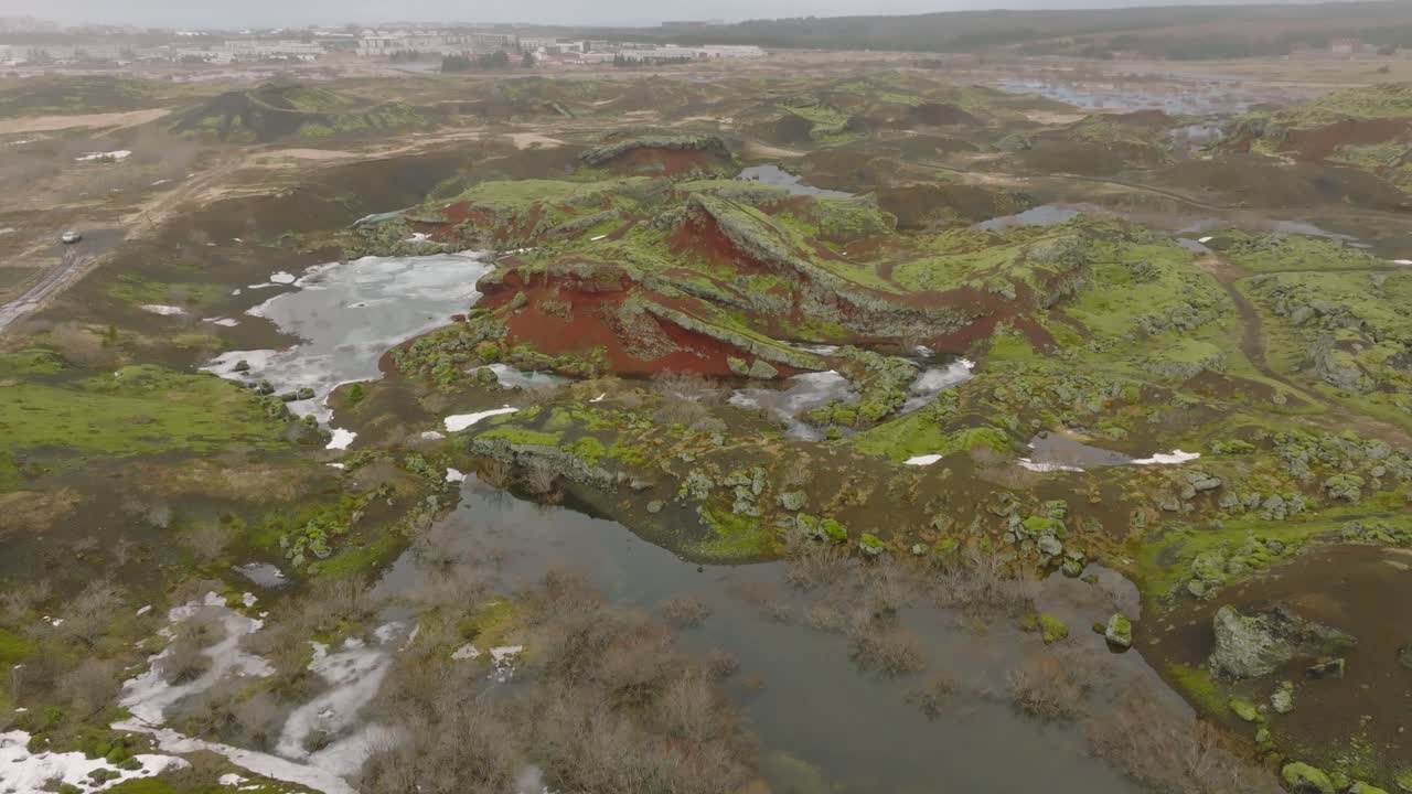 vista aérea del paisaje de los cráteres raudholar, las colinas rojas, formaciones geológicas de rocas volcánicas, cerca de reykjavik, en islandia