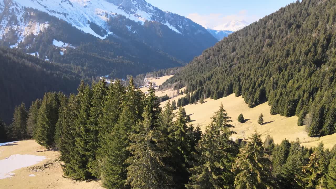 pequeña ciudad durante un día soleado en un valle de los alpes franceses
