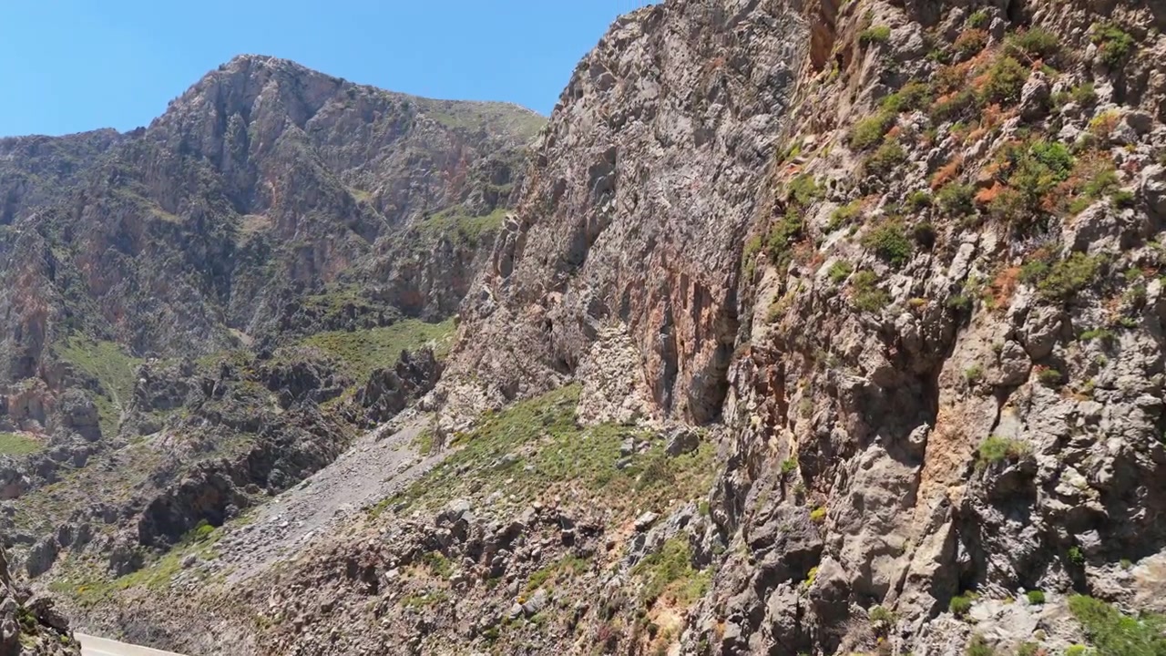 Vista aerea con drone delle ripide e aspre scogliere e delle vette di una gola montuosa, Gola di Kourtaliotiko, Grecia