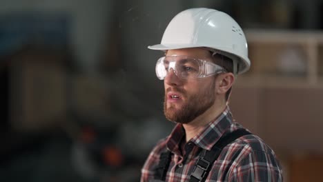 Retrato-De-Un-Trabajador-Con-Casco-Que-Fuma-Un-Cigarrillo-Electrónico