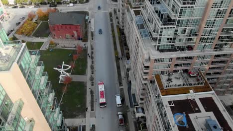 Drohne-Neigt-Sich-An-Einem-Sonnigen-Sommertag-Aus-Dem-Verkehr,-Um-Die-Innenstadt-Von-Toronto-Zu-Sehen