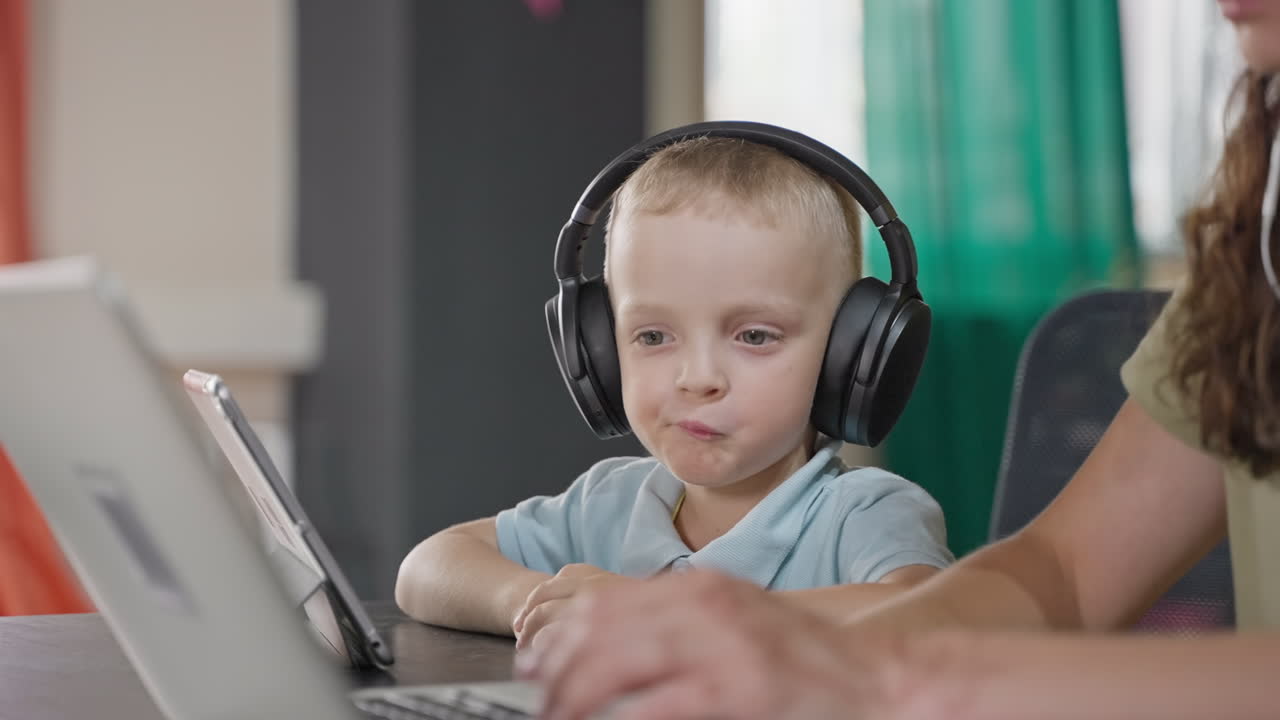 niño aprendiendo en línea con auriculares