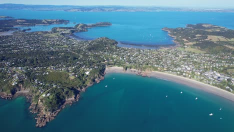 Playa-De-Oneroa-Con-Paisaje-Marino-Turquesa-En-Auckland,-Nueva-Zelanda---Toma-Aérea-De-Drones