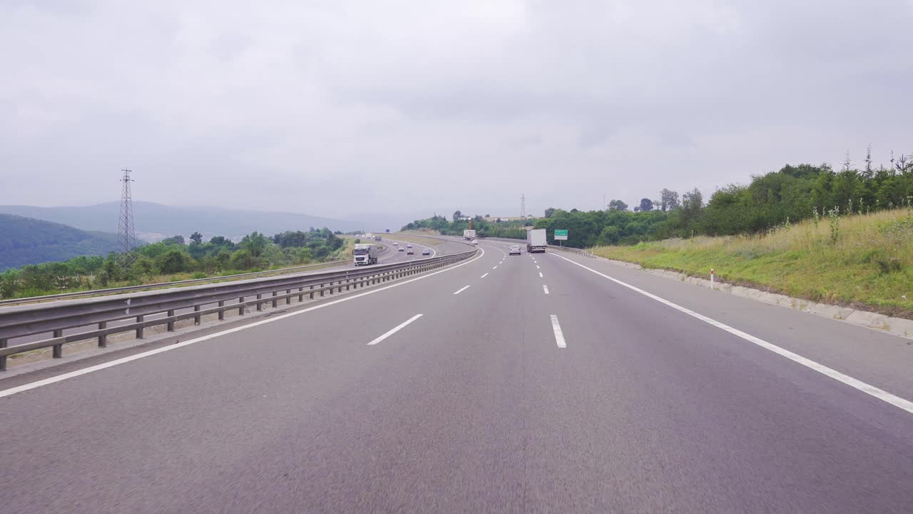 고속도로에서 이동하는 차량.