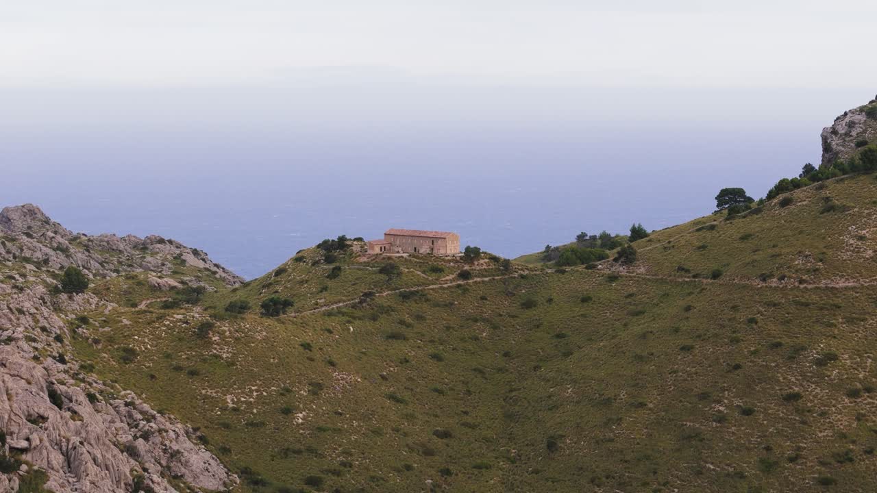 vista aérea del barrio de los carabineros, sierra de tramontana, marojca, españa