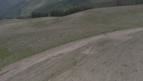 imágenes de drones de montaña tomadas por dji mavic 2 pro