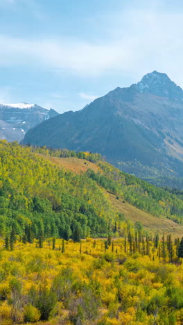 Vertikaler-4K-Zeitraffer,-Wolken-Ziehen-über-Gelbem-Espenwald-Und-Berggipfel-In-Colorado,-USA