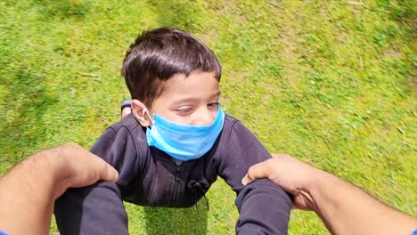 jugando, columpiándose, bailando en círculo, dando vueltas al niño, disfrutando y animando en el parque durante el cierre de la segunda ola de coronavirus en india 2021