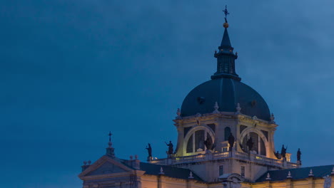 Zeitraffer-Eines-Sonnenuntergangs-In-Der-Almudena-Kathedrale,-Madrid
