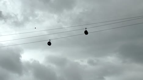 Blick-Hinauf-Zur-Singapur-Seilbahn-Vor-Bewölktem-Himmel-In-Singapur-–-Niedriger-Winkel