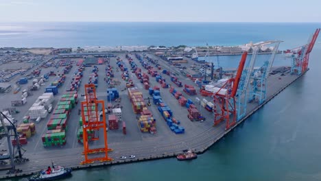 Luftaufnahme-Aus-Der-Vogelperspektive,-Die-Viele-Container-Und-Kräne-Im-Hafen-Von-Haina-In-Santo-Domingo-Zeigt