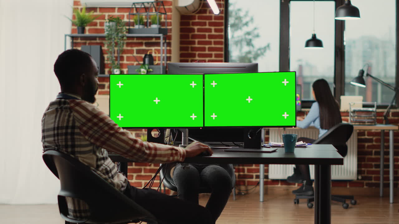 Impiegato che guarda un modello su greenscreen al computer