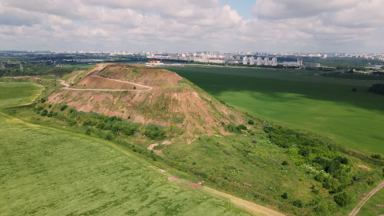 vertedero de residuos domésticos. cerrado para su procesamiento. protección del medio ambiente. volar la cámara de vuelta. fotografía aérea.