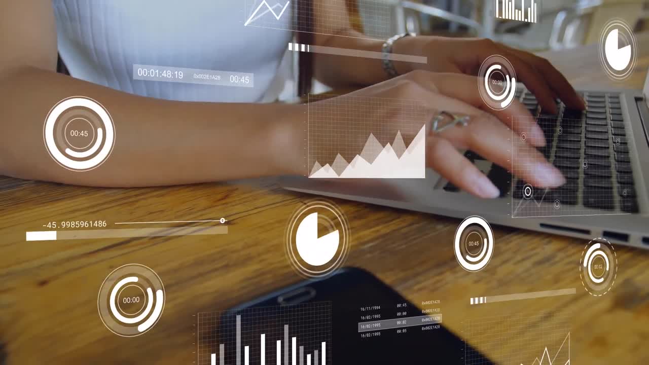 animación del procesamiento de datos sobre una mujer asiática usando una computadora portátil