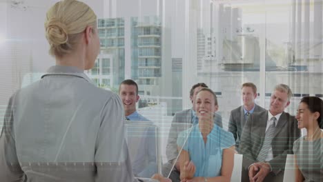 una mujer de negocios hace una pregunta durante una conferencia.