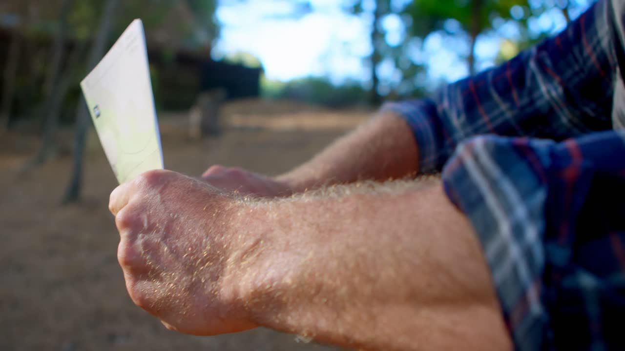 숲에서 지도와 함께 앉아 있는 남성 하이커 4k