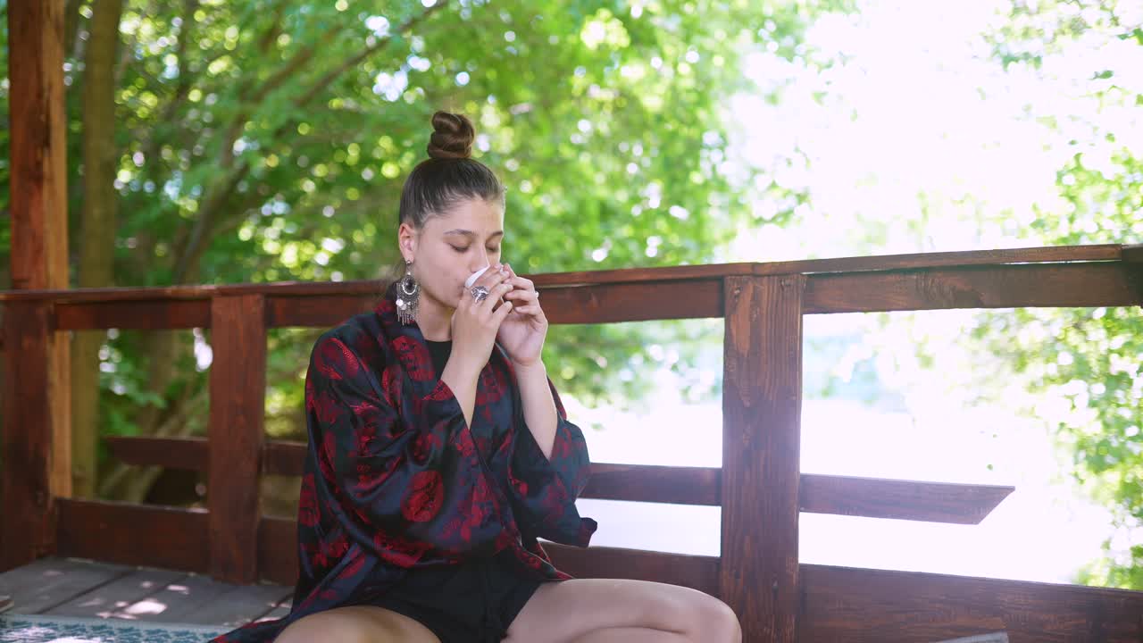 야외에서 술을 즐기는 여자