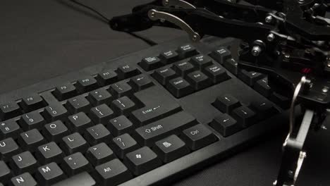 mano robótica que opera un teclado