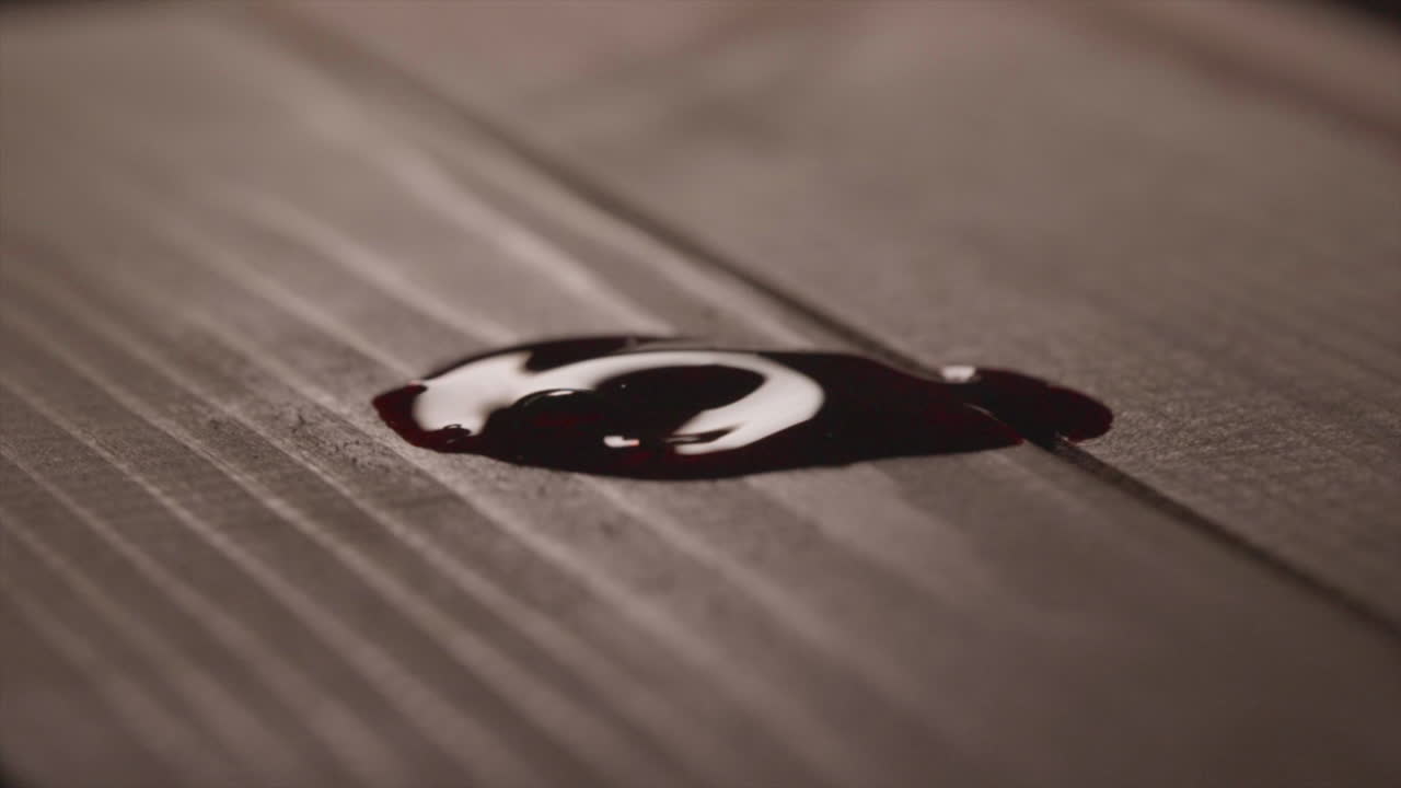 나무 표면에 두껍고 끈적한 붉은 피가 뚝뚝 떨어지고 있다