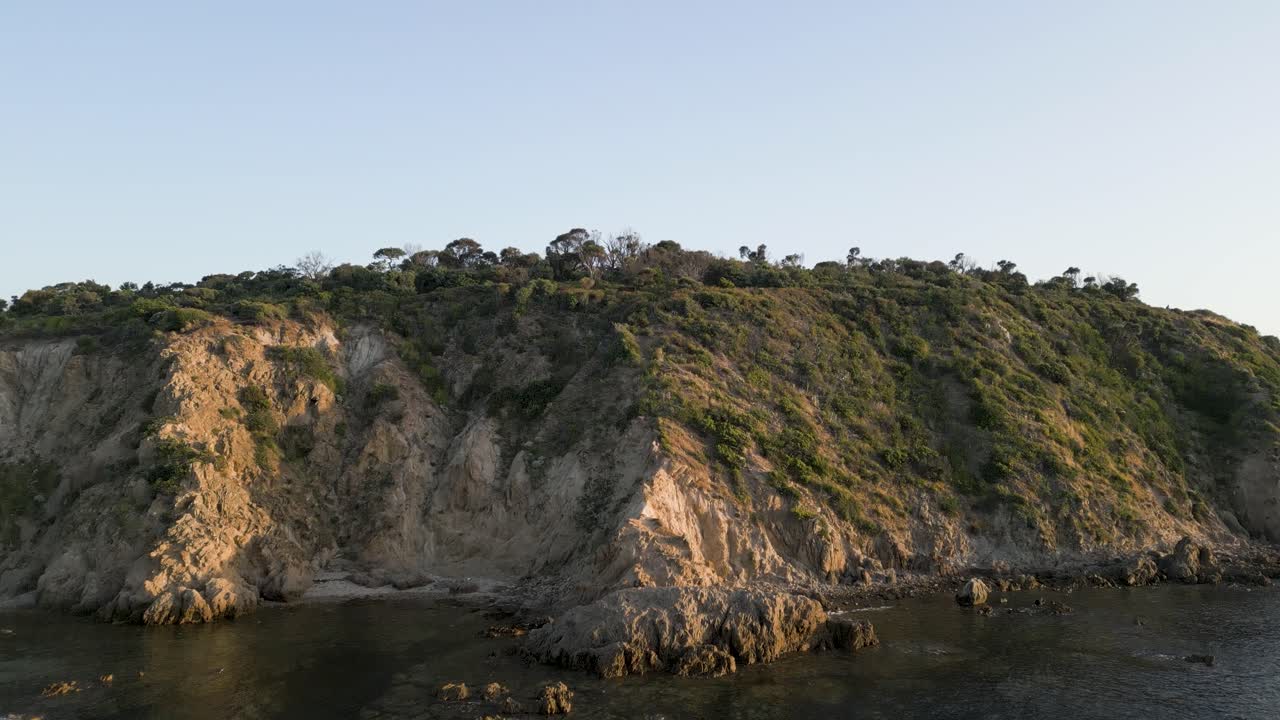 casa al atardecer en el acantilado de la playa