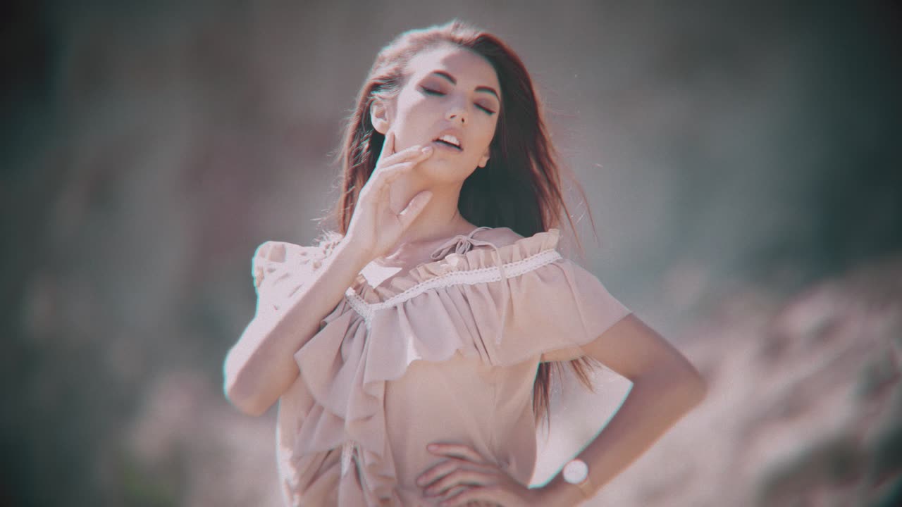 Modella in posa in uno scatto in stile cinematografico retrò