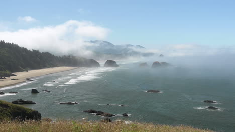 Morgennebel-über-Dem-Pazifischen-Ozean,-Während-Die-Wellen-Am-Crescent-Beach,-Ecola-State-Park,-Brechen