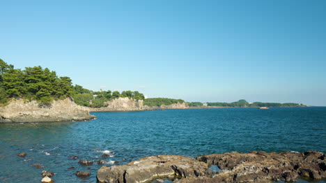 Impresionante-Vista-Del-Paisaje-Marino-Desde-La-Costa-Rocosa-En-La-Isla-De-Jeju,-Corea-Del-Sur