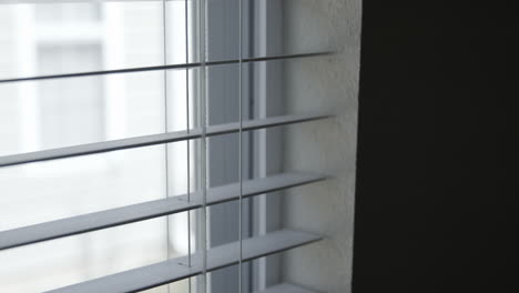 Blinds-Open-then-Close-in-Real-Time-Close-Up-On-Edge