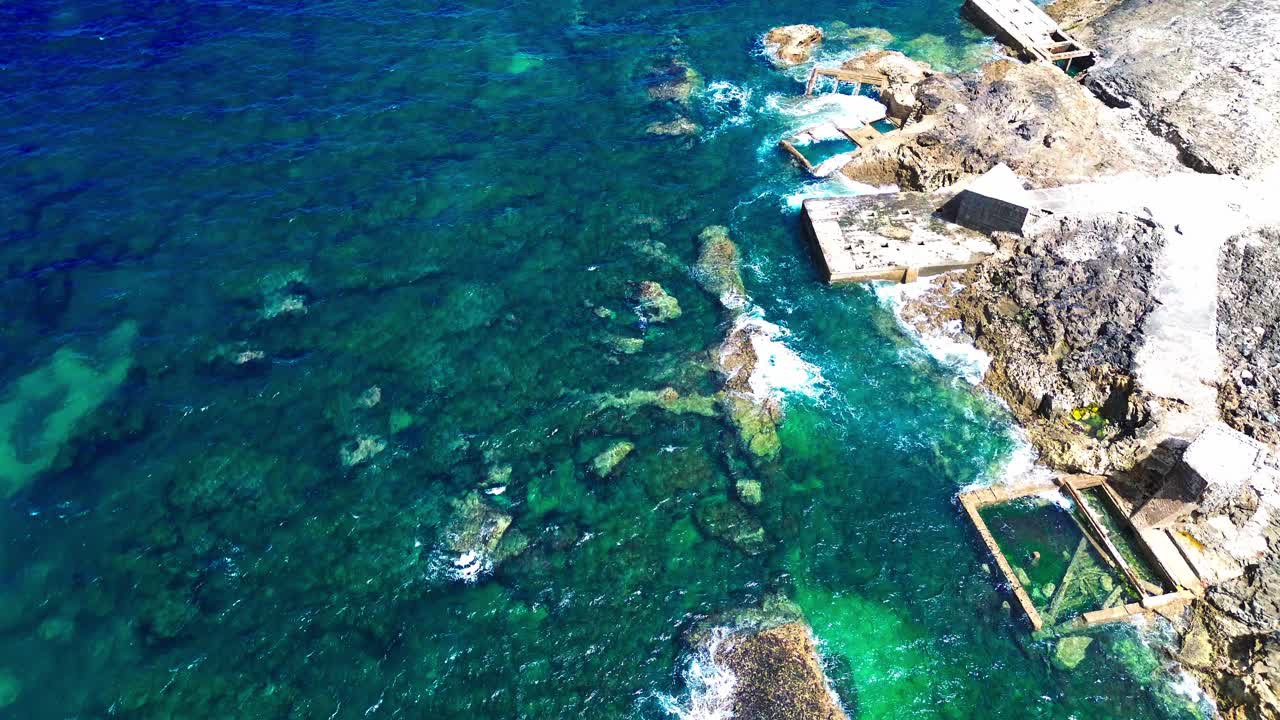 거친 해안의 공중 전망 , 파란 파도, 4k