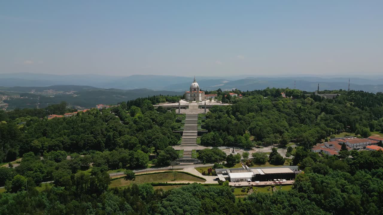 panorámica aérea del santuario de sameiro en braga, portugal