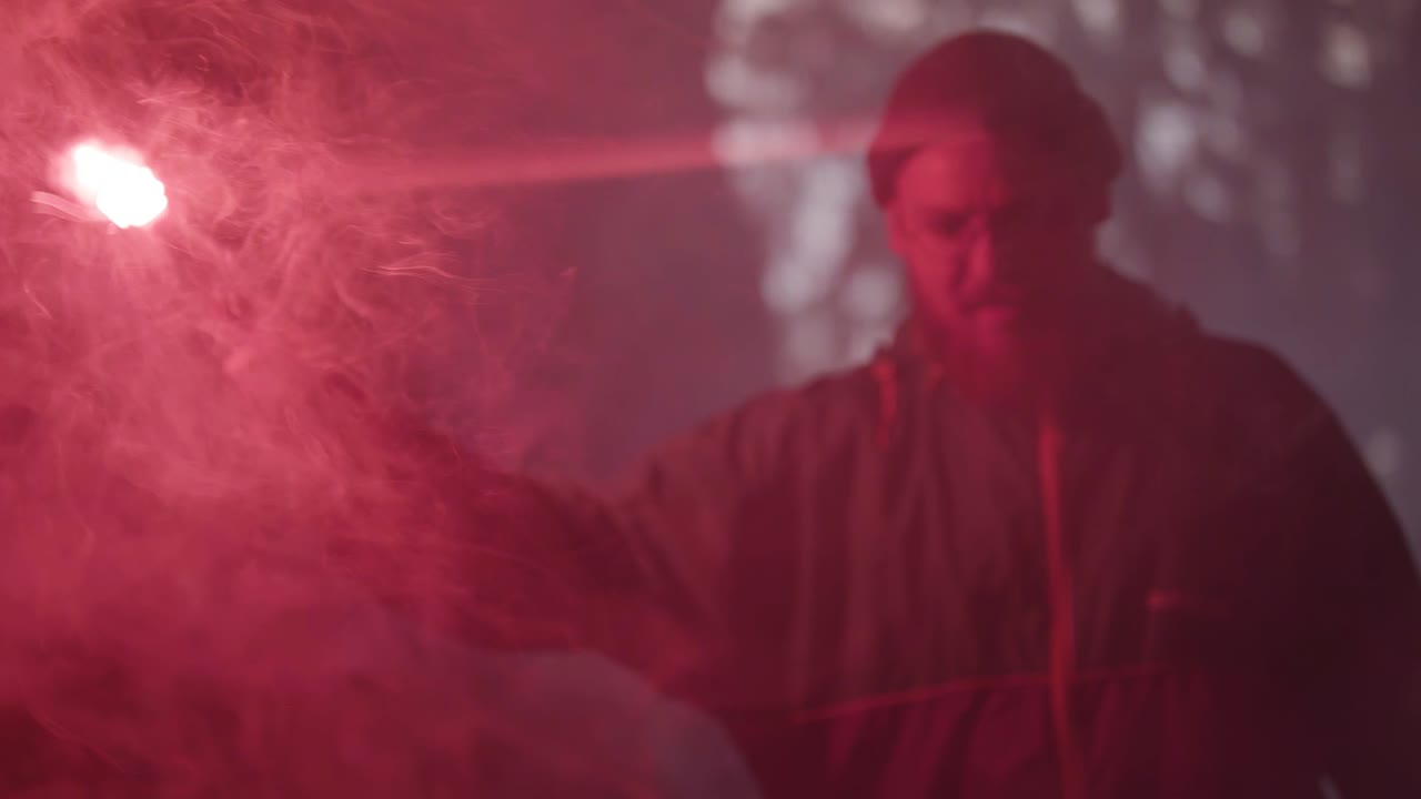 красный дым и музыкальное представление