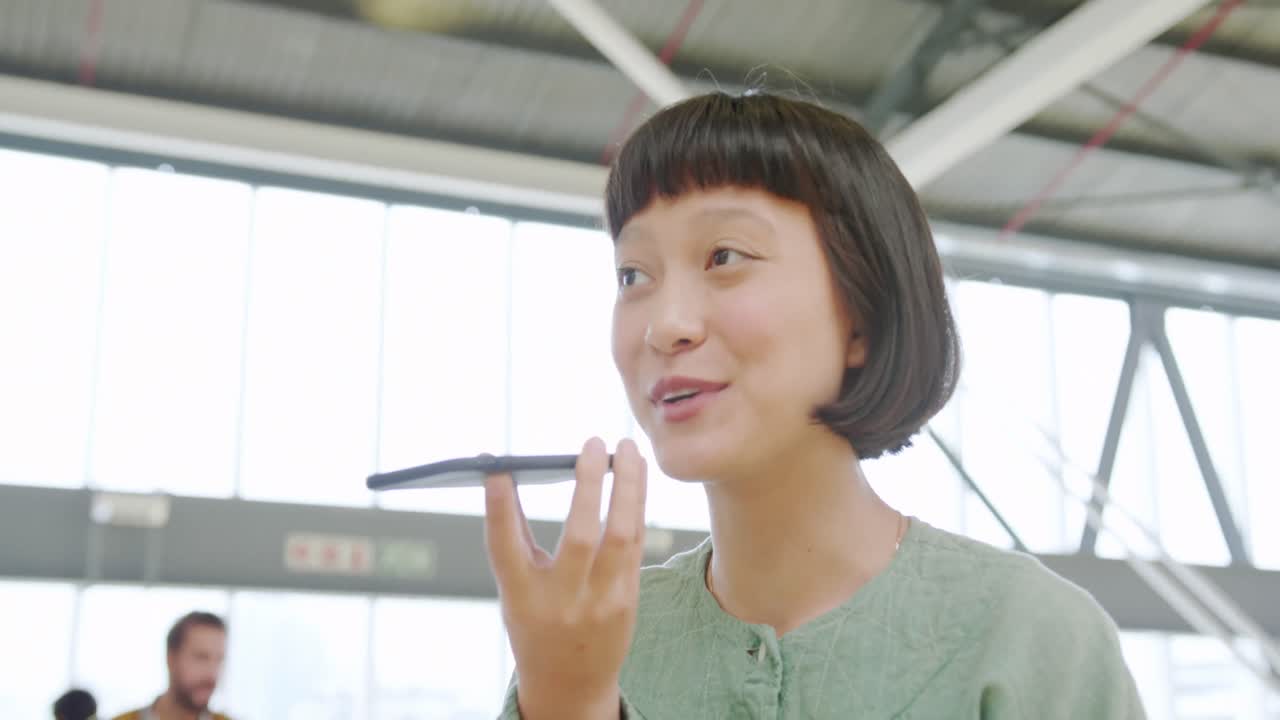 현대적인 사무실에서 일하는 크리에이티브