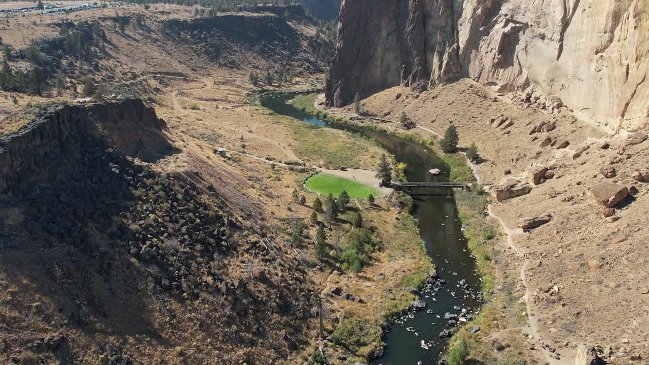 el río torcido y el parque smith rock en el centro de oregon desde arriba