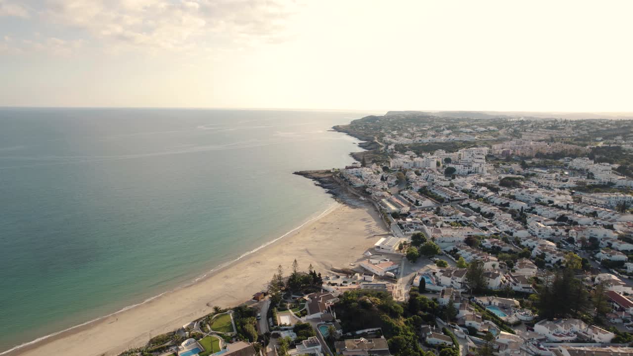 포르투갈 알가르베에 있는 프라이아 다 루즈의 도시 해변을 향해 날아갑니다.